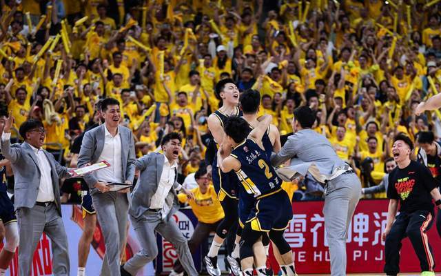 开云中国-广东绝杀收获三大奇兵!王牌后卫砍23+6重返巅峰,两锋线完成救赎